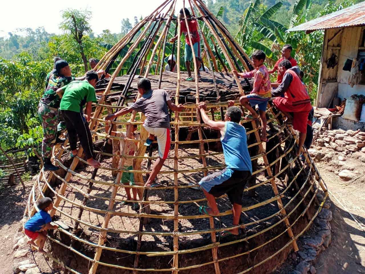 Satgas Yonarmed 6 3 Bersama Warga Bangun Rumat Adat Di Dusun Oeana