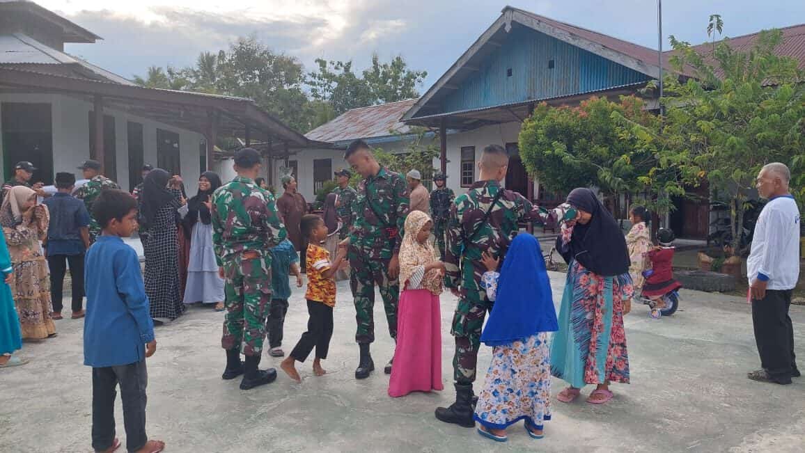 Berbagi Kebahagiaan Satgas Yonif Rks Bagikan Sembako Ke Panti Asuhan