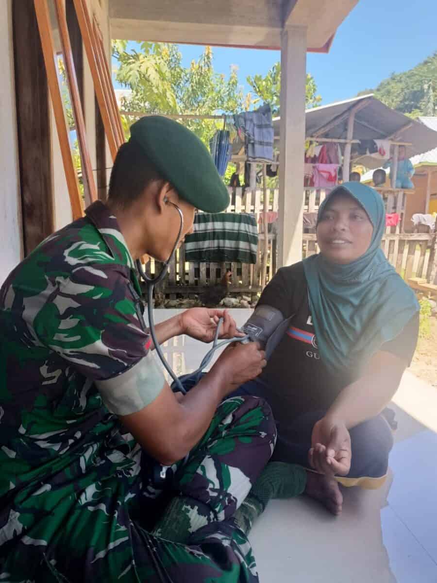 Pastikan Kesehatan Warga Satgas Yonarmed 1 Kostrad Gelar Kesehatan