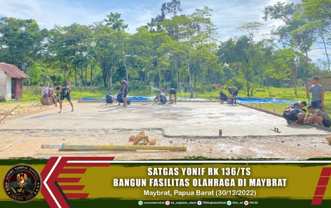 Satgas Yonif RK 136 TS Bangun Fasilitas Olahraga Di Maybrat