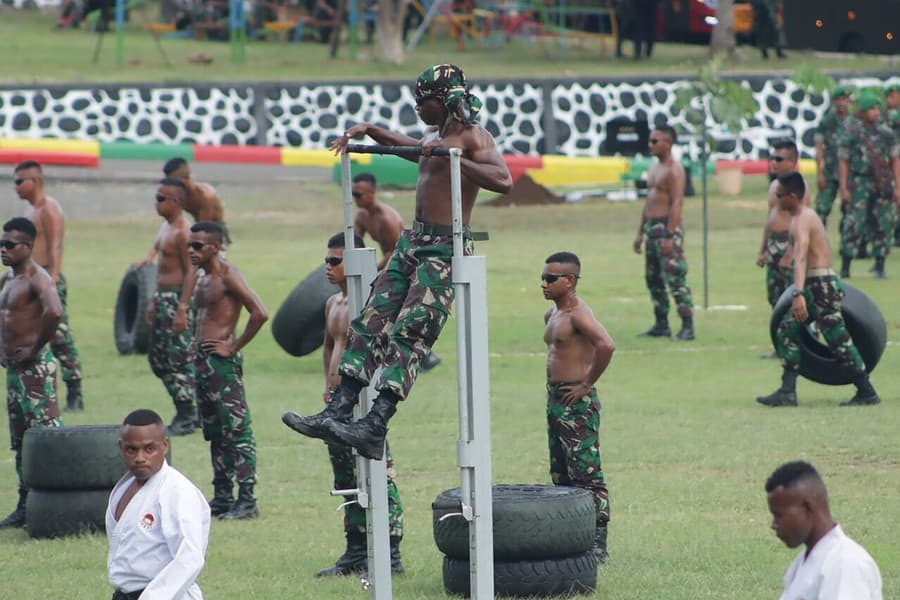 Panglima Tni Dan Kapolri Saksikan Demonstrasi Ketangkasan Prajurit