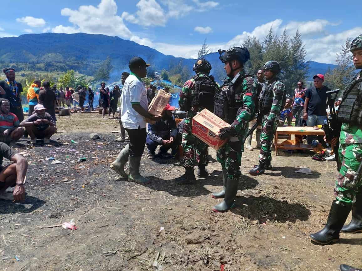 Kedukaan Warga Puncak Papua Satgas Yonif Raider Ssm Berikan Bantuan