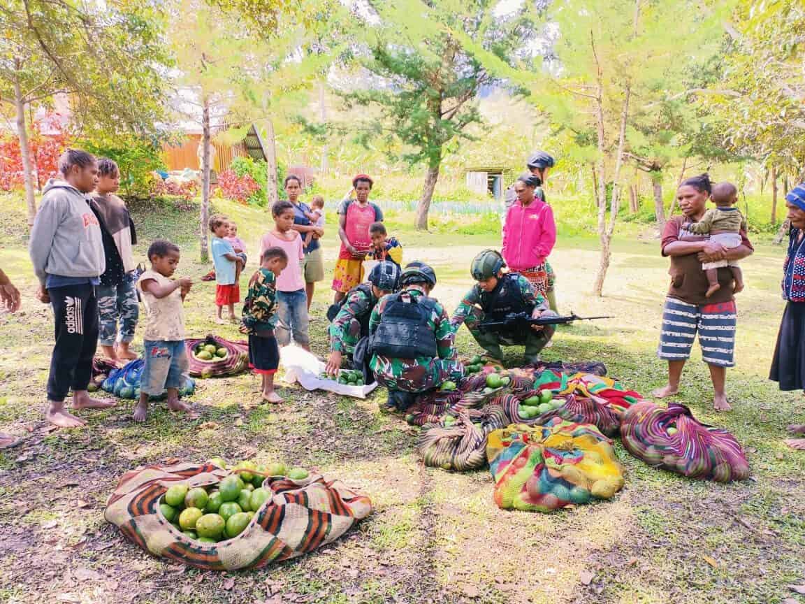 Bantu Ekonomi Warga Satgas Yonif Raider Gt Borong Alpukat Petani