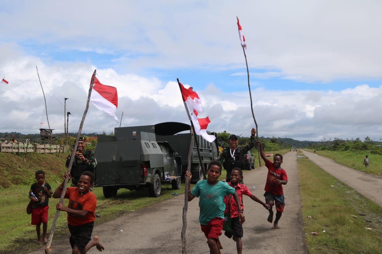 Dari Kenyam Nduga Ini Aksi Satgas Yonif MR 411 Kostrad Kibarkan