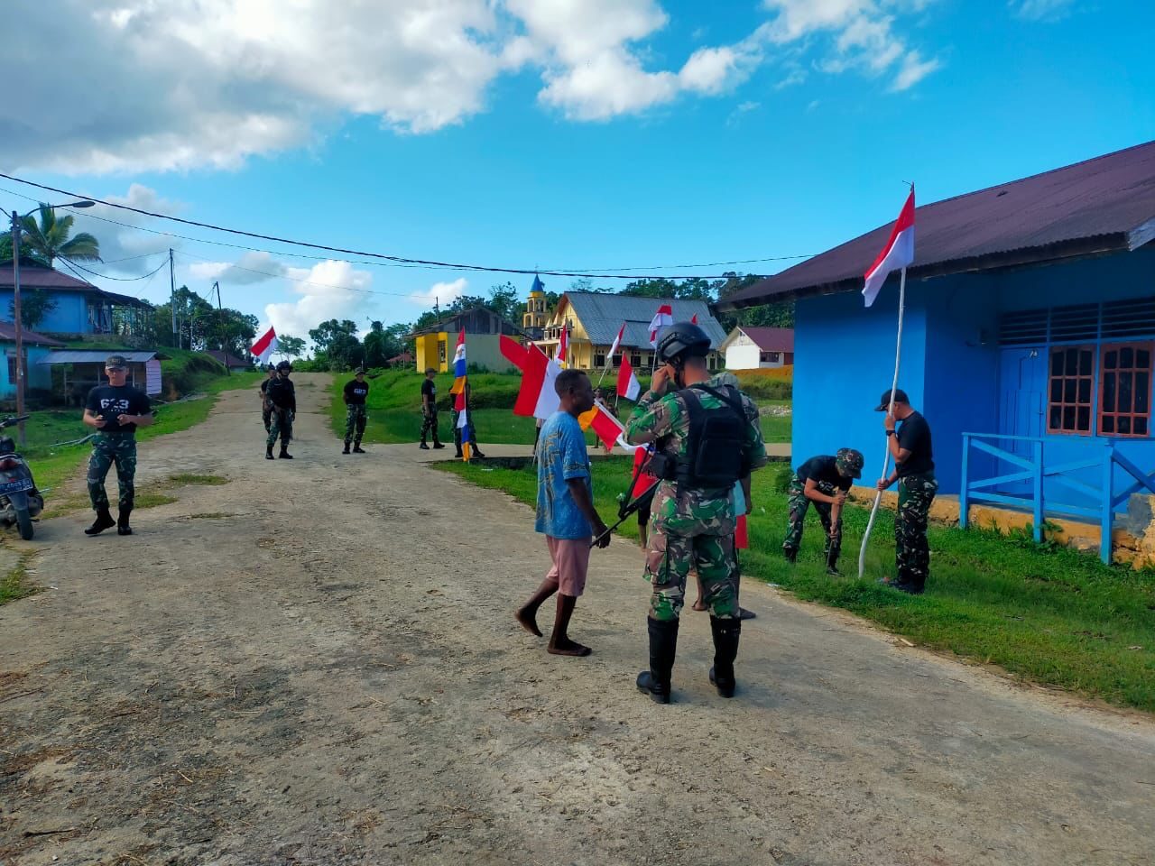 Satgas Yonif Bwu Bersama Warga Merah Putihkan Jalan Kampung Bori