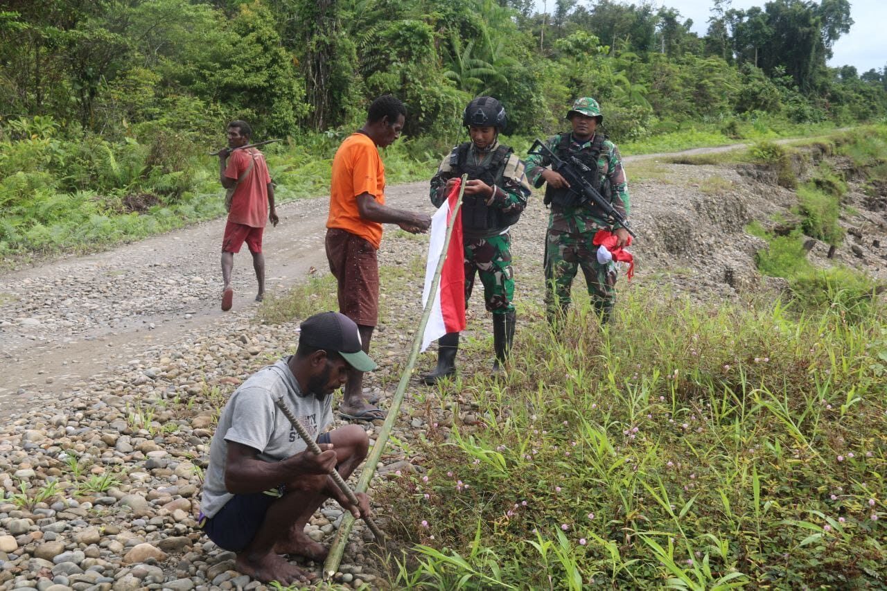 Dari Pedalaman Papua Satgas Mobile Yonif Mr Kostrad Merah Putihkan