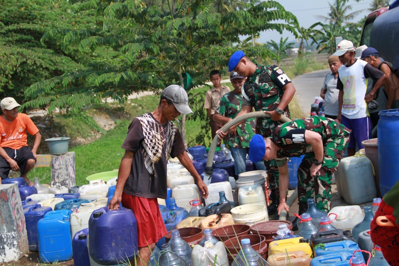 Dampak Musim Kemarau Prajurit Yonpomad Distribusikan Air Bersih Kepada