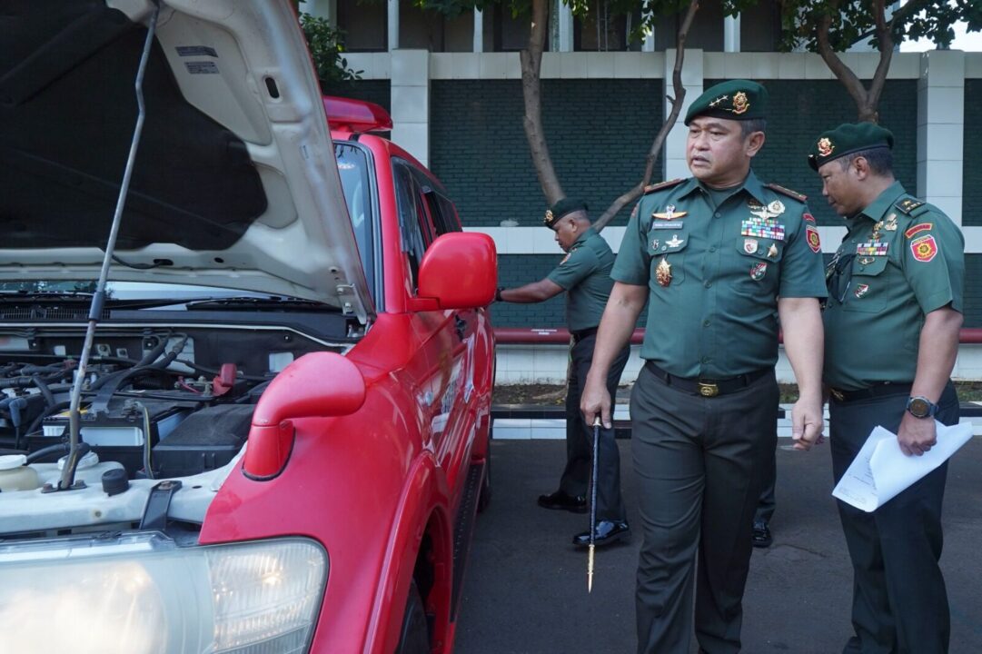 Pangkostrad Serahkan Mobil Ambulance Dan Damkar Untuk Satuan Jajaran