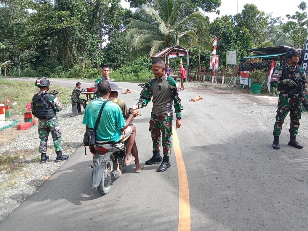 Di Ujung Timur Negeri Satgas Yonif 122 TS Berbagi Melalui Jumat Berkah