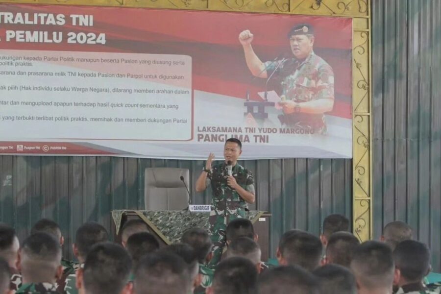 Danbrigif Kostrad Berikan Jam Komandan Kepada Prajurit Yonif Kostrad