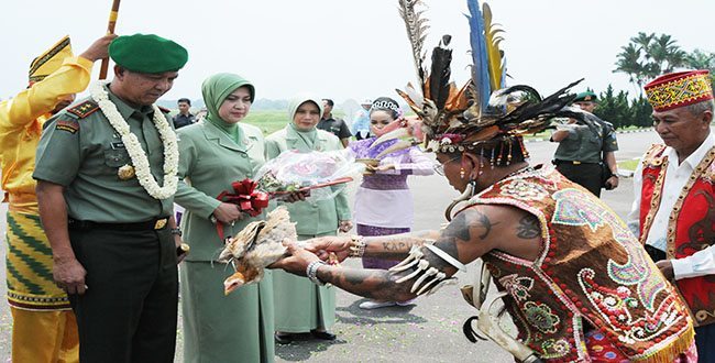 images_img_Kodam12_pangdam12-baru-disambut-tarian
