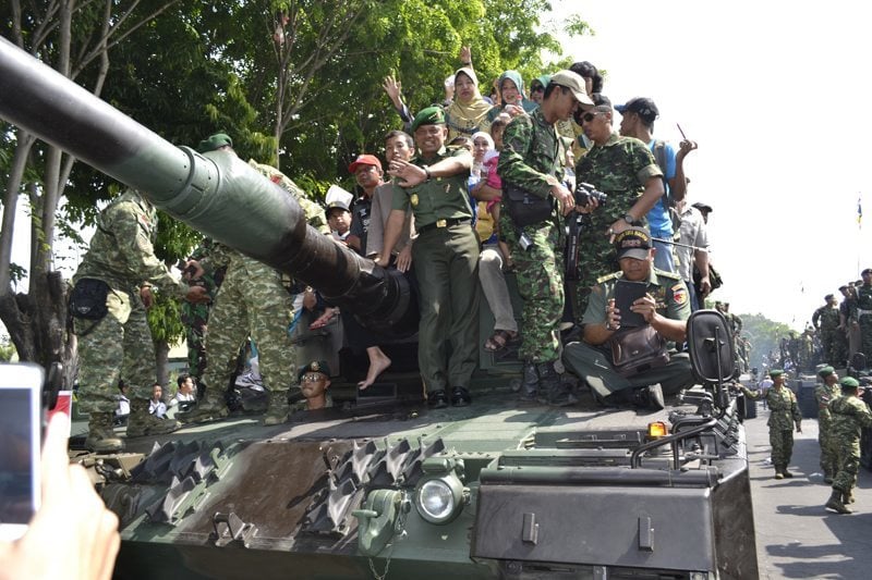 PESTA RAKYAT DALAM PAMERAN ALUTSISTA DI HUT TNI KE-69