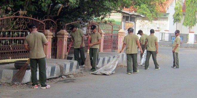 TNI-Polri dan Masyarakat Gotong royong Bersihkan Lingkungan