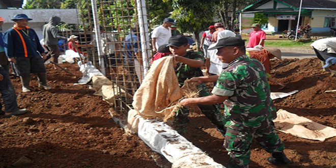 TNI dan Warga Bangun Masjid