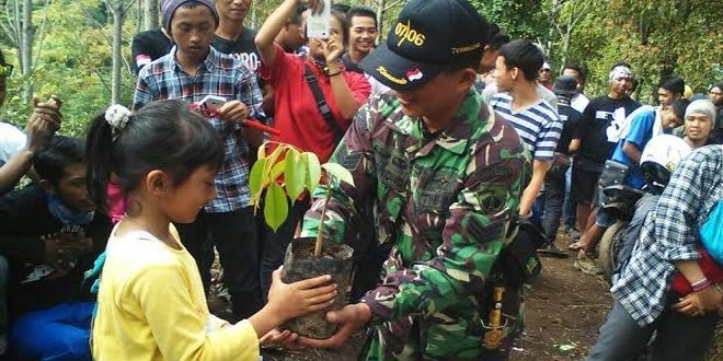  TNI AD 5 340 Pohon Hijaukan Lereng Gunung Sindoro