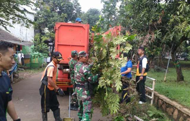 TNI AD - Prajurit dan masyarakat Ikut perangi sampah