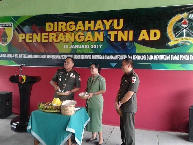 Potong Tumpeng Peringati Hut Ke 66 Penerangan Angkatan Darat Di Pendam