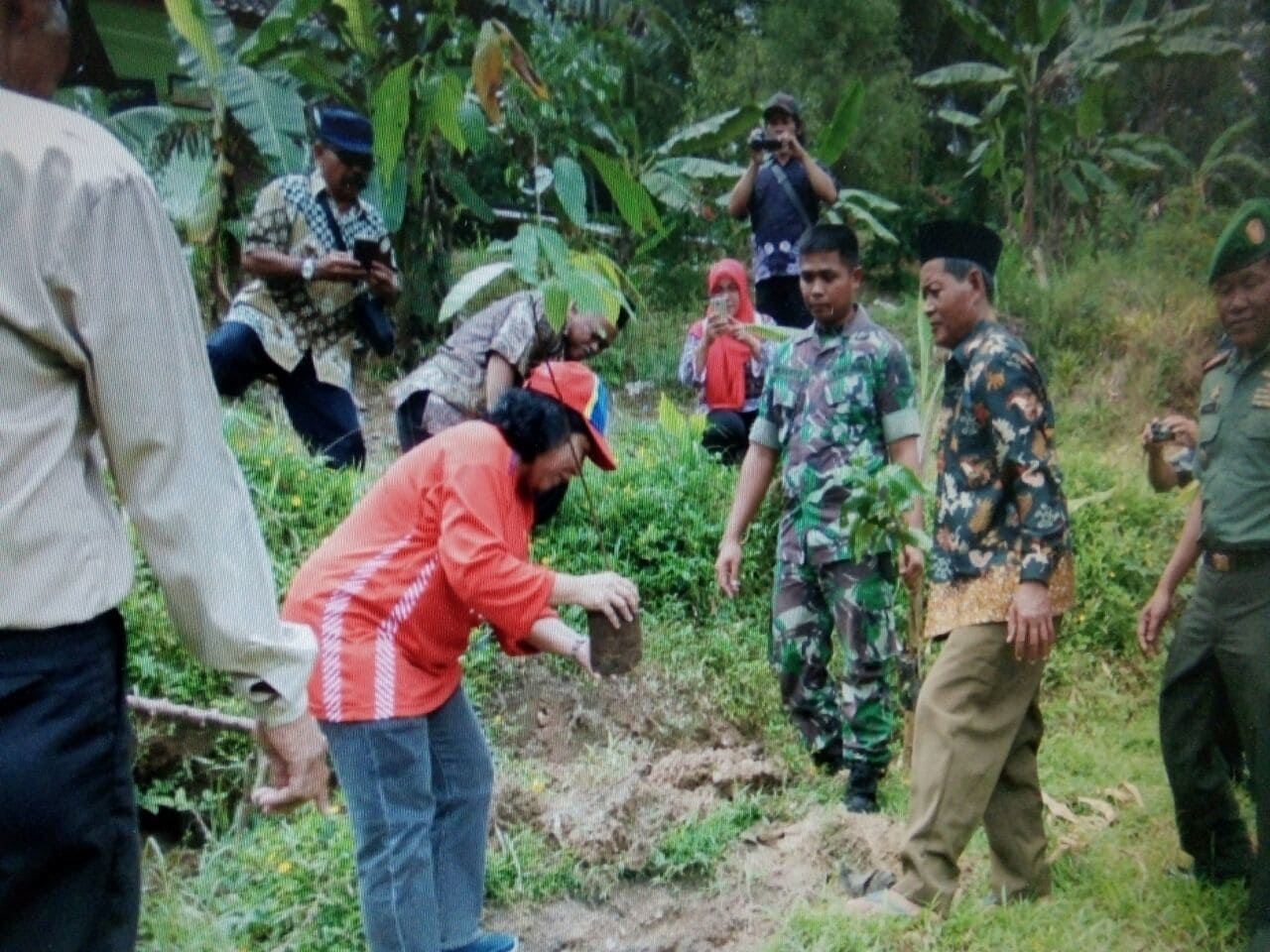 Lestarikan Lingkungan Bersama Masyarakat TNI Tanam Seribu 