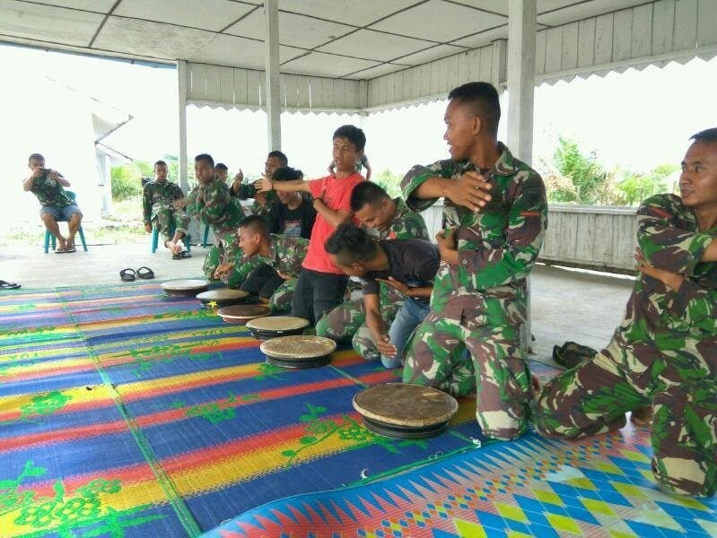 Lestarikan Kearifan Lokal, Satgas TMMD-98 Kodim 0105/Aceh Barat Berlatih Rafai Geleng