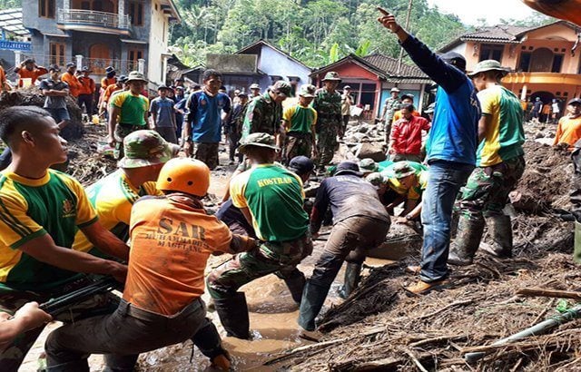 Prajurit Kostrad Bantu Korban Bencana Alam Magelang