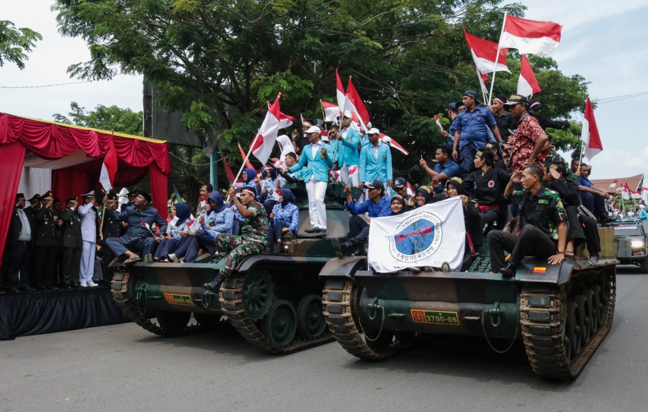 TNI AD HUT Ke 72 TNI Masyarakat Aceh Naik Kendaraan Tempur TNI