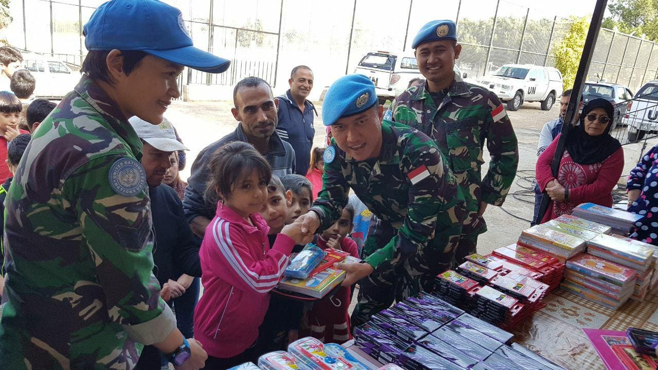 Prajurit Indobatt Bagikan Perlengkapan Sekolah Untuk  Anak  