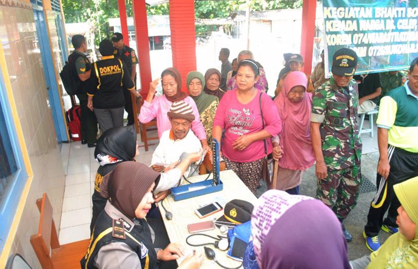 kliping masalah sosial Bakti Sosial Pengobatan Massal Wujud Kemanunggalan TNI Rakyat