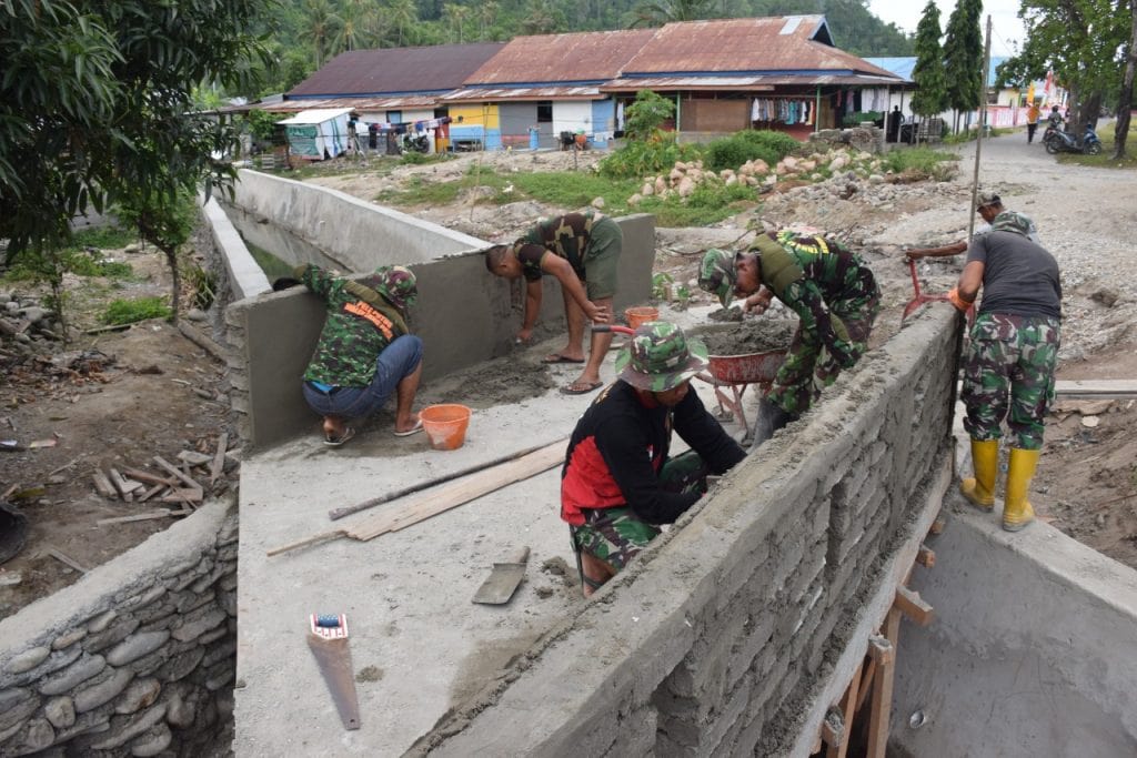 Jembatan TMMD Untuk Warga Desa Elfule Jembatan TMMD Untuk Warga Desa Elfule