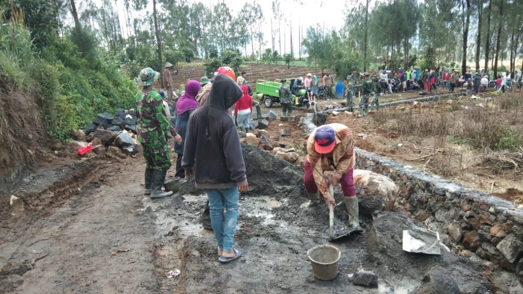TMMD Pelihara Semangat Gotong Royong dan Perkuat Kemanunggalan TNI-Rakyat. TMMD Pelihara Semangat Gotong Royong dan Perkuat Kemanunggalan TNI-Rakyat.