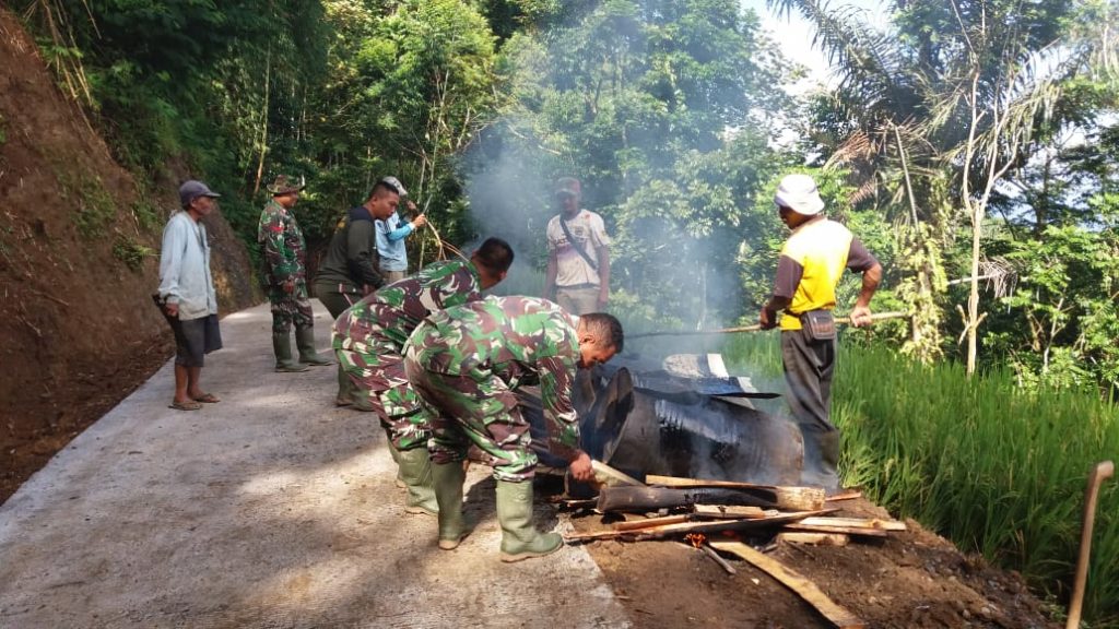 Satgas TMMD 104 Pastikan Pekerjaan Latasir Di Cilebak Tepat Waktu Satgas TMMD 104 Pastikan Pekerjaan Latasir Di Cilebak Tepat Waktu