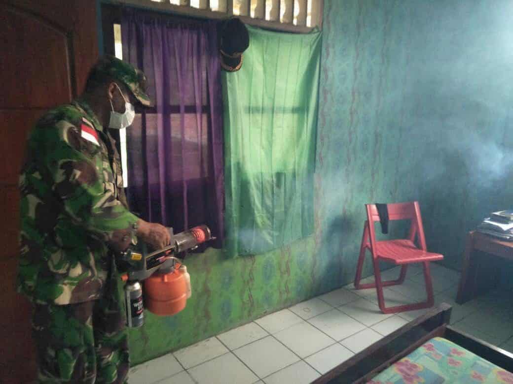 Cegah Malaria, Satgas Yonif Pr 328 Fogging Kampung Pitewi