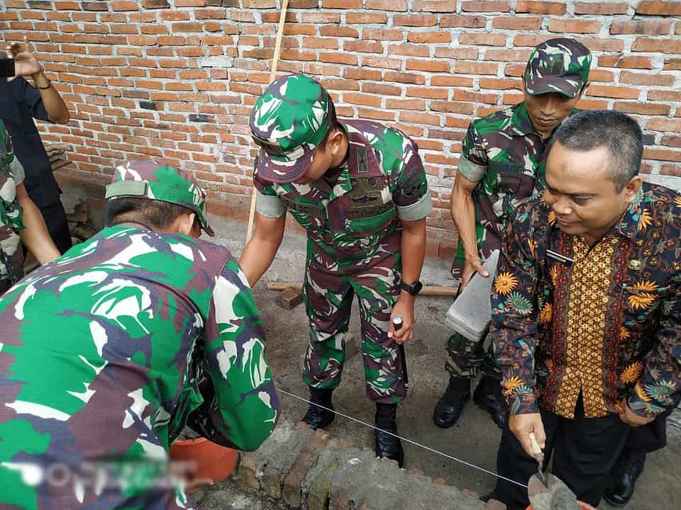 Dalam TMMD 105, Kodim 1615/Lotim menargetkan 100 Rumah Tidak Layak Huni (RTLH) bagi warga di tiga desa wilayah Lombok Timur 6 1