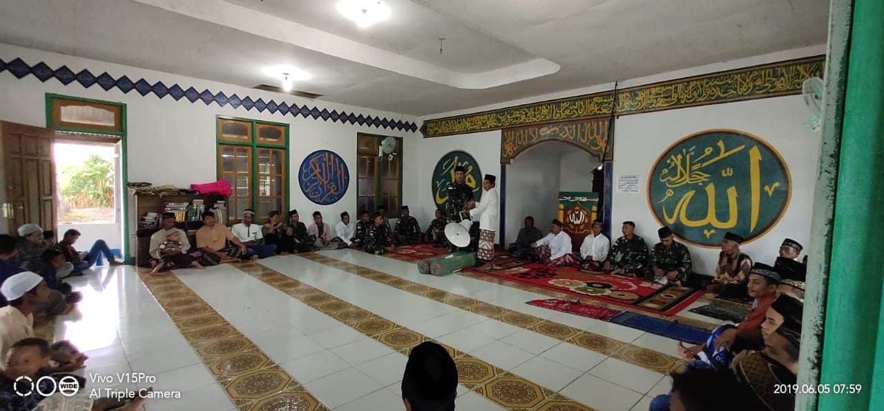 Dorong Warga Ibadah, Satgas Pamtas Yonif 521 Bantu Sarana Masjid Darussalam