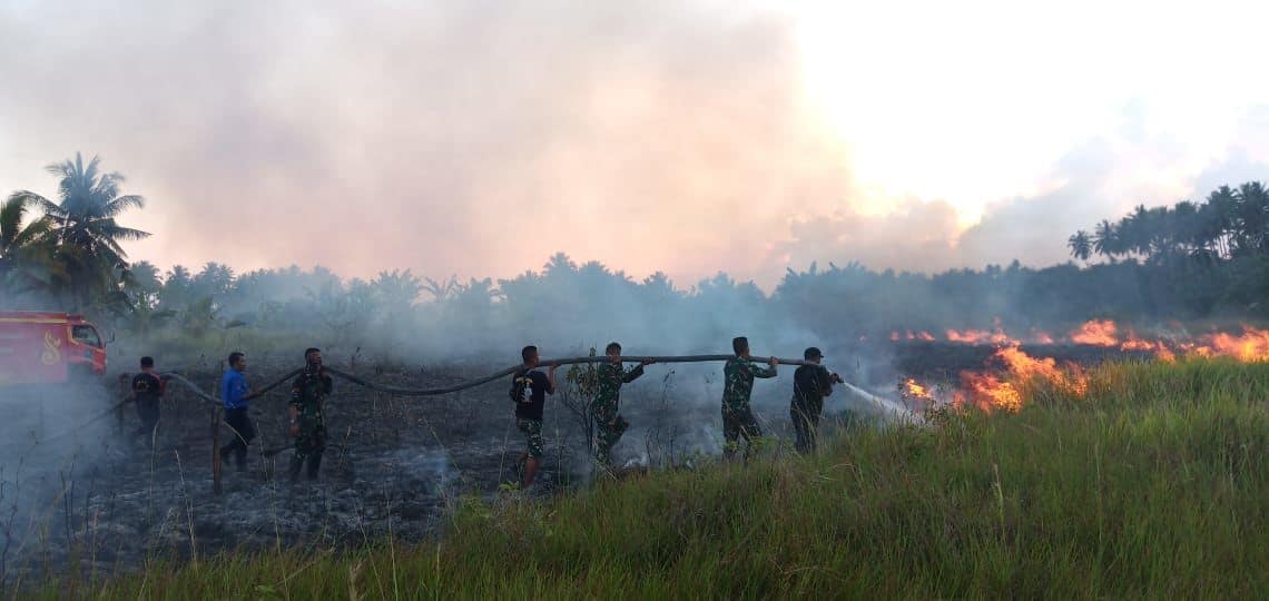 Amankan Obvit Bandara Leo Watimena, Satgas Yonif 734 Padamkan Kebakaran Kebun Warga Morotai