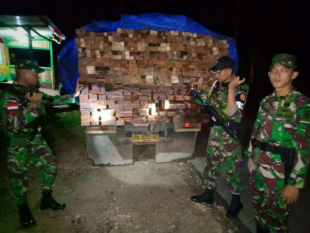 Satgas Pamtas Yonif 328 Amankan 1028 Batang Kayu Besi Ilegal