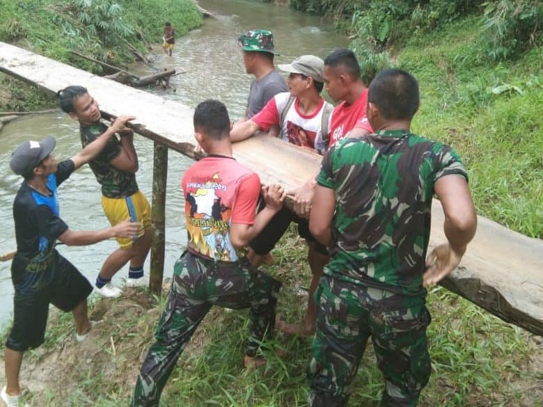 Jembatan Kayu Satgas Pamtas Yonmek 643/wns Sambungkan Asa Warga