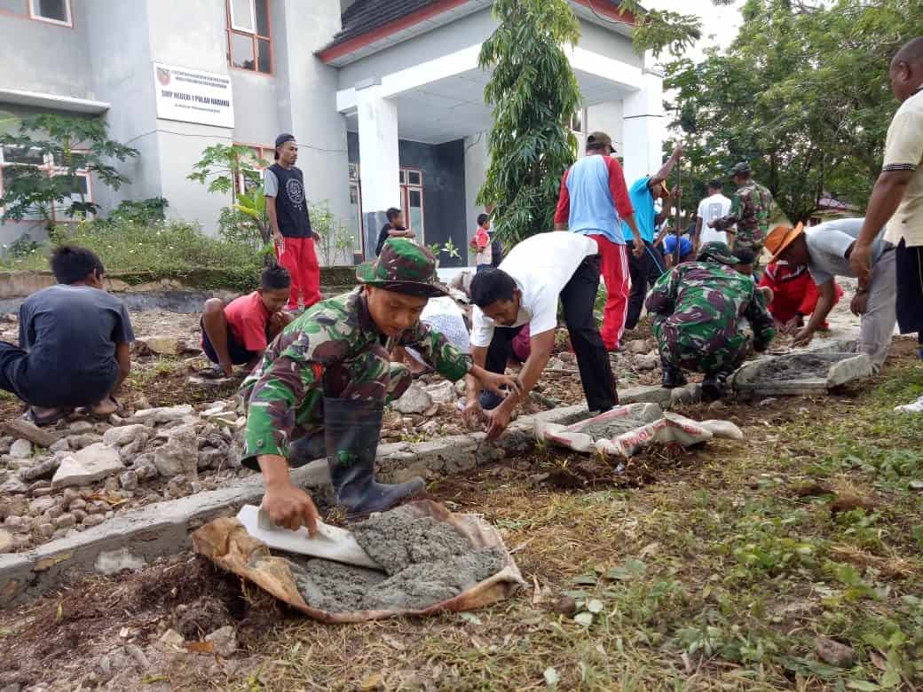 Peduli Anak Sekolah, Satgas Yonif Rk 136 Dan Warga Perbaiki Akses Jalan Di Pelauw