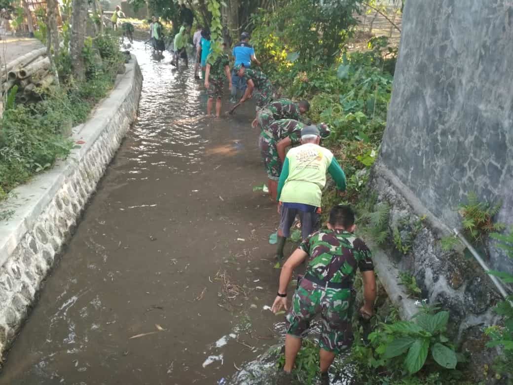 Peduli Lingkungan, Yonif 511 Dan Warga Bersihkan Endapan Sungai Klampok