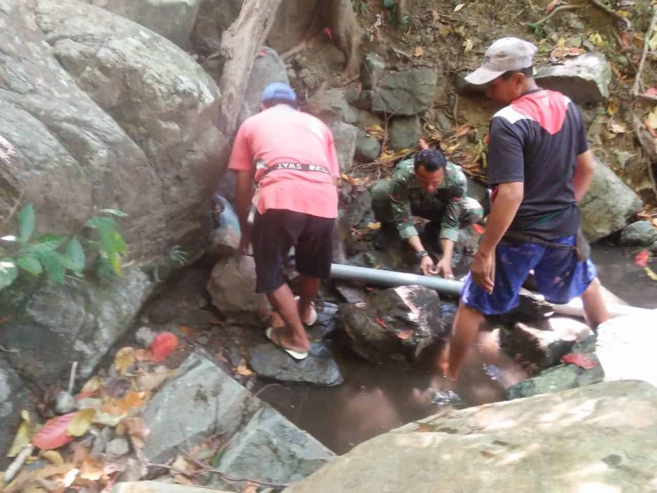 Atasi Krisis Air, Babinsa Semamung Gotong Royong Pasang Pipa Dari Mata Air