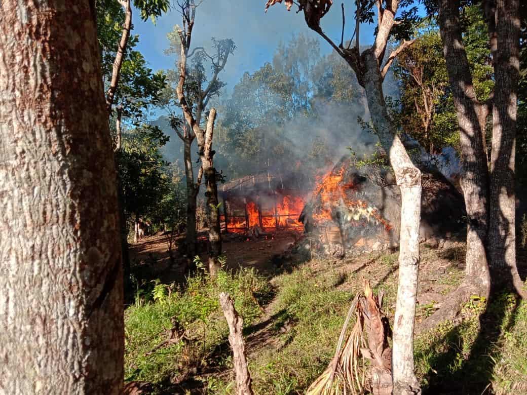 Hangus Terbakar, Satgas Yonif 741 Padamkan Api Di Rumah Elizabeth