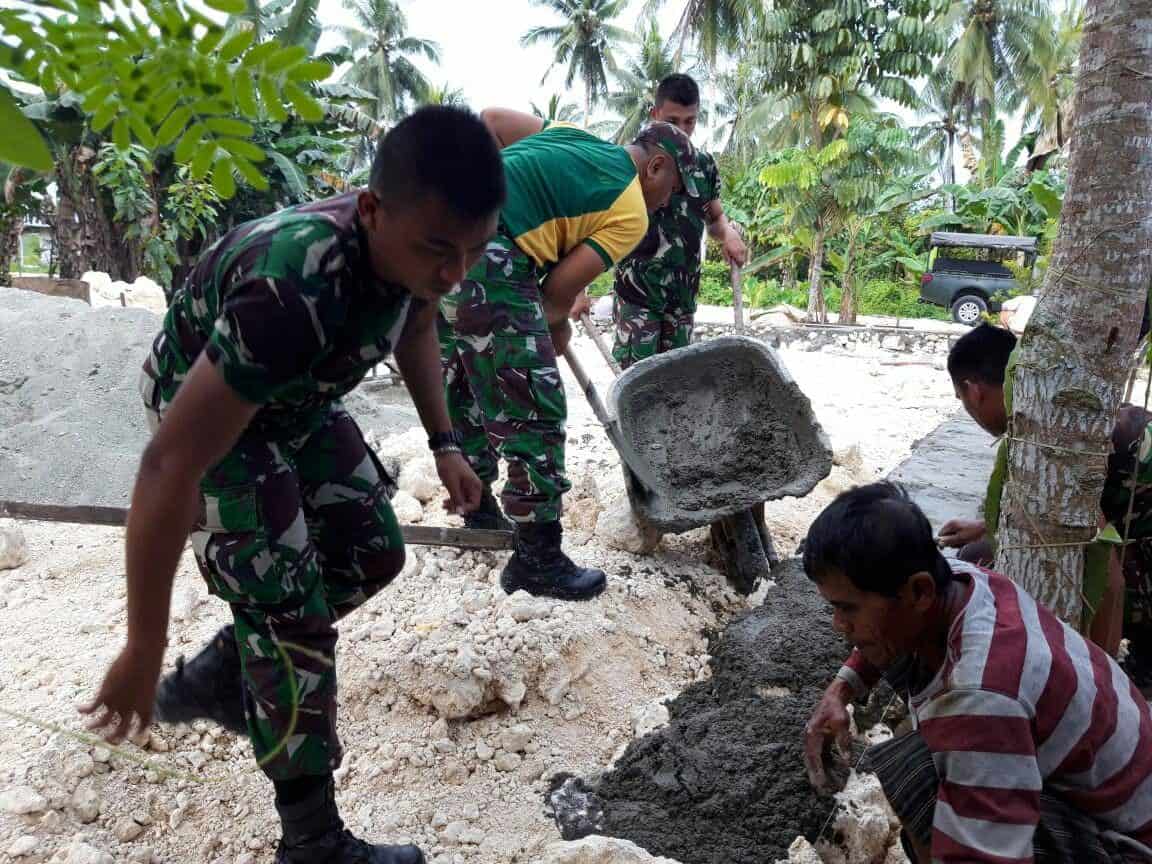 Tingkatkan Ekonomi Di Perbatasan, Satgas Yonif Pr 328 Bantu Warga Budidaya Ternak