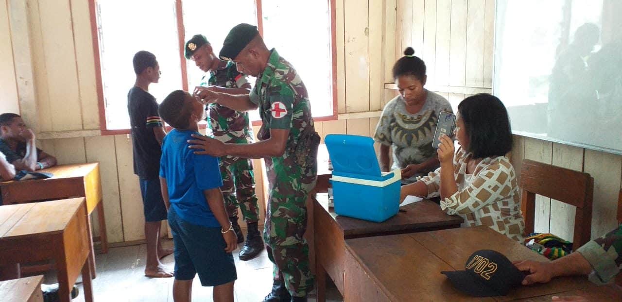 Vaksinasi Warga Benawa, Satgas Yonif 755/yalet Cegah Penyakit Cacingan Di Merauke