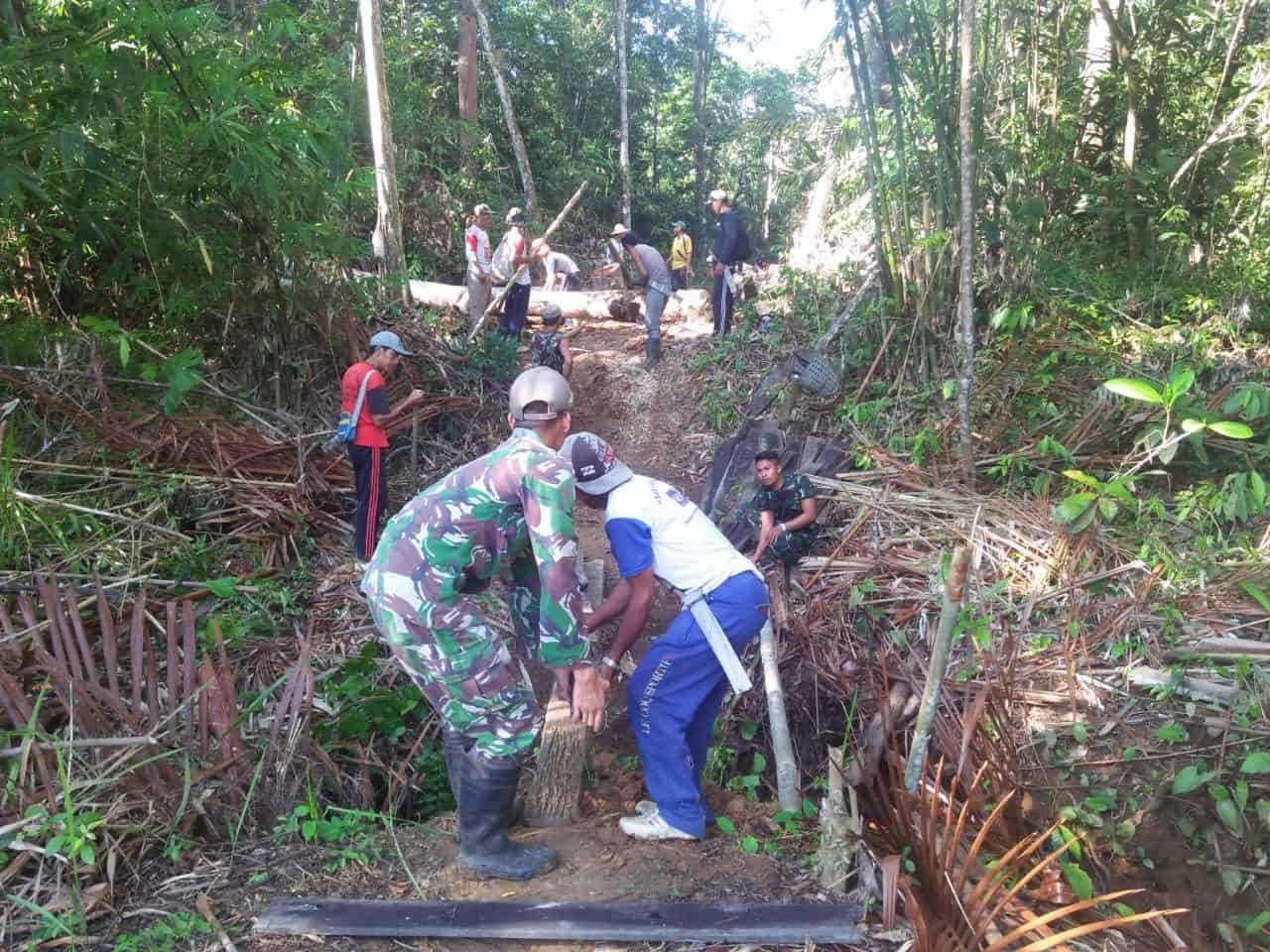 Wujudkan Mimpi Warga, Satgas Yonmek 643 Bangun Jembatan Panga