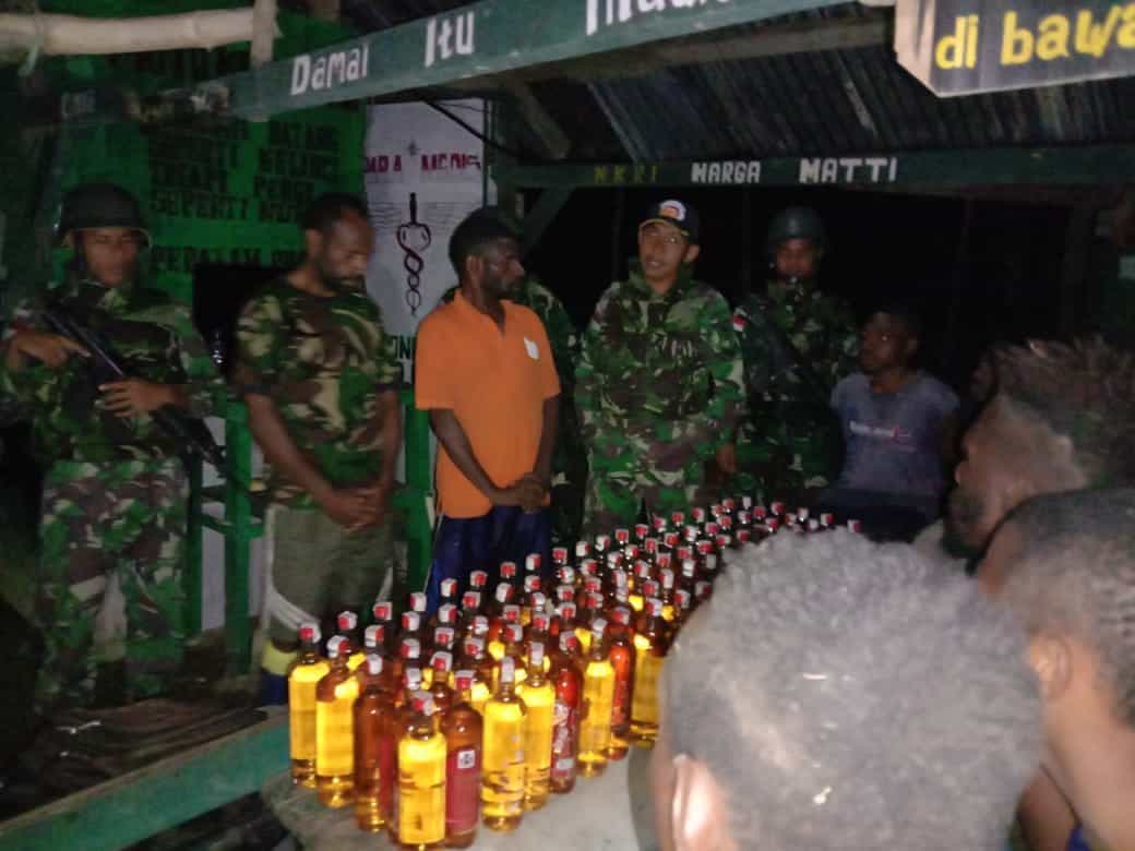 Akan Dijual Di Pegunungan Bintang, 101 Botol Miras Ilegal Berhasil Digagalkan Satgas Yonif 725/wrg*