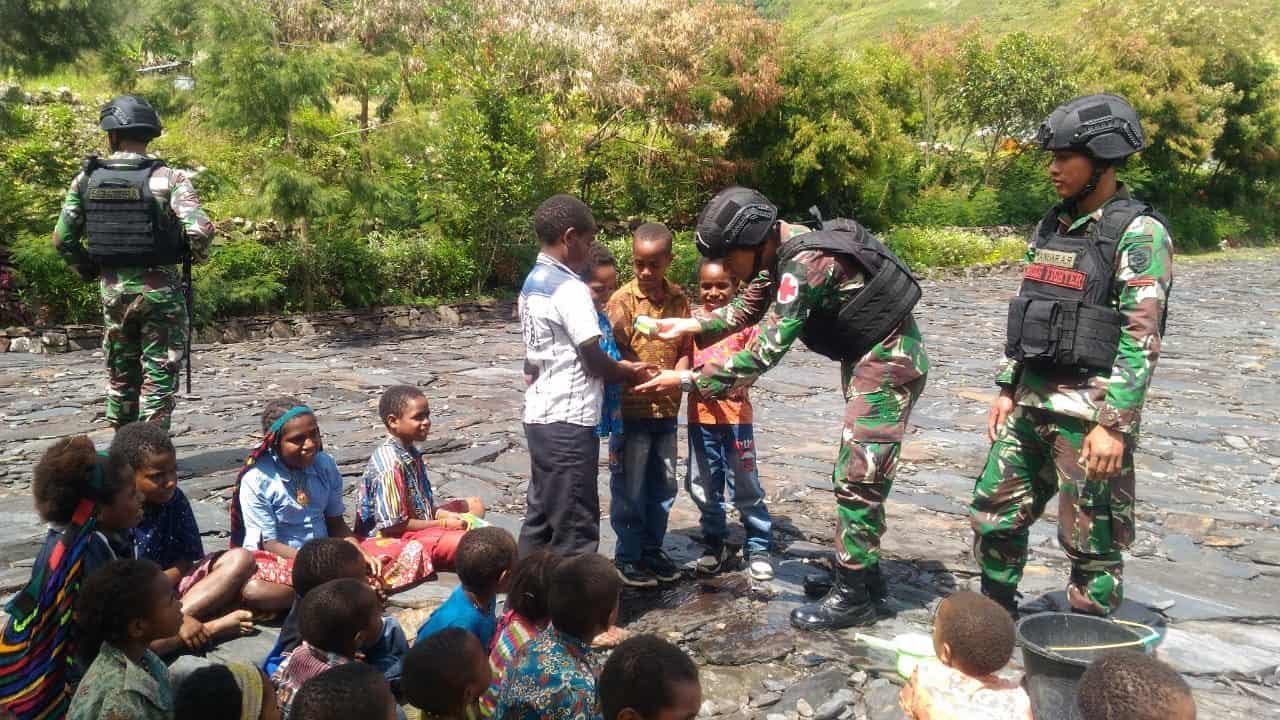 Cegah Penularan Penyakit Di Wiltas, Satgas Yonif 514 Ajari Hidup Sehat Warga Karubate