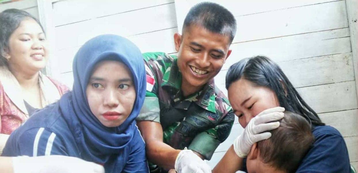 Minim Tenaga Medis, Satgas Yonif Raider 303 Layani Kesehatan Warga Kampung Batu Majang