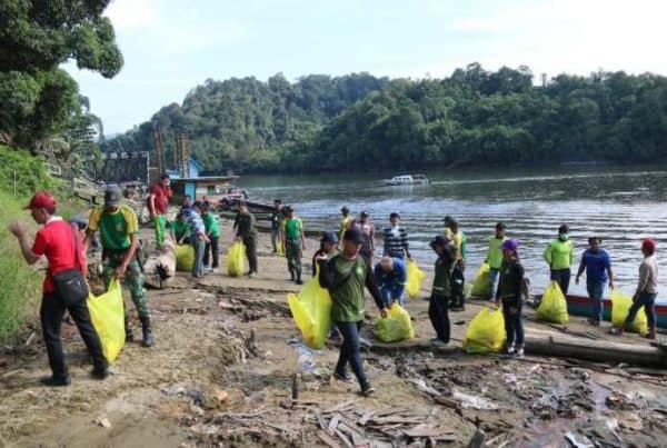 Karya Bakti Bangun Kebersamaan dan Kekeluargaan Satgas Pamtas Yonif R 303 dengan Warga Long Bagun Karya Bakti Bangun Kebersamaan Dan Kekeluargaan Satgas Pamtas Yonif R 303 Dengan Warga Long Bagun