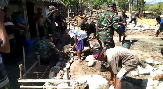 Peduli Warga, Satgas Pamtas Yonmek 741bantu Bangun Rumah King Jems