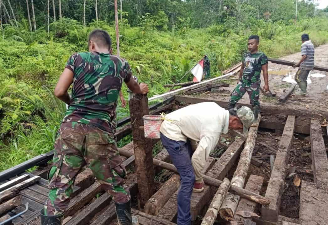 Wujudkan Harapan Warga Kapuas Hulu, Satgas Pamtas Yonif 301 Perbaiki Jembatan “jaung”