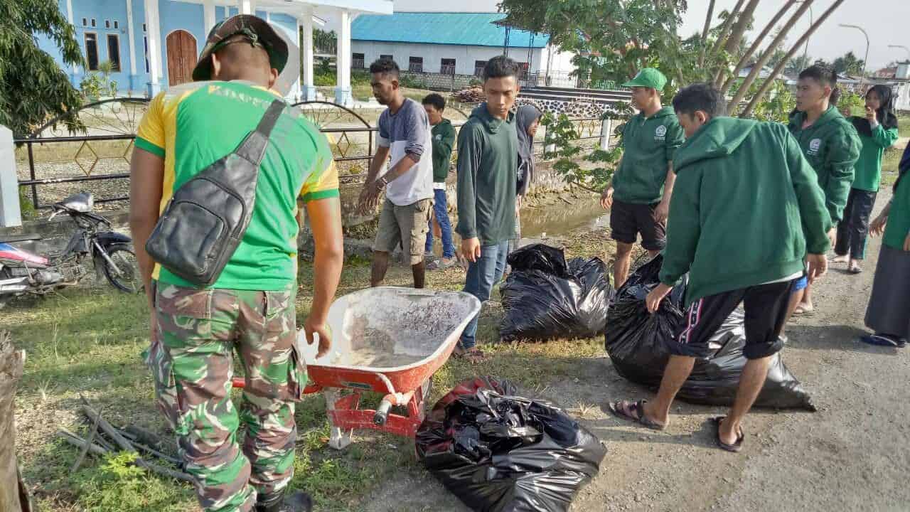 Wujudkan Lingkungan Sehat, Satgas Pamtas Yonif 328/dgh Bersihkan Kampung Sanggaria